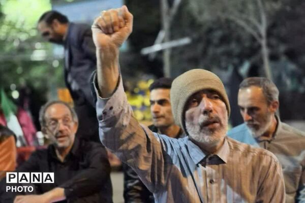 شکوه اقتدار؛ اقامه نماز استغاثه در راهپیمایی شبانه فاز۲ اندیشه 