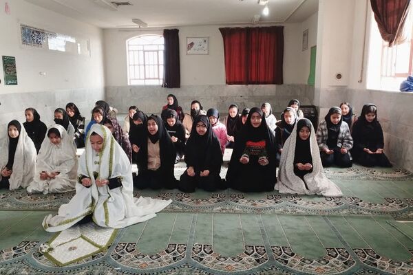  نماز جماعت آموزشگاه آیت الله طالقانی در ماه مبارک رمضان 