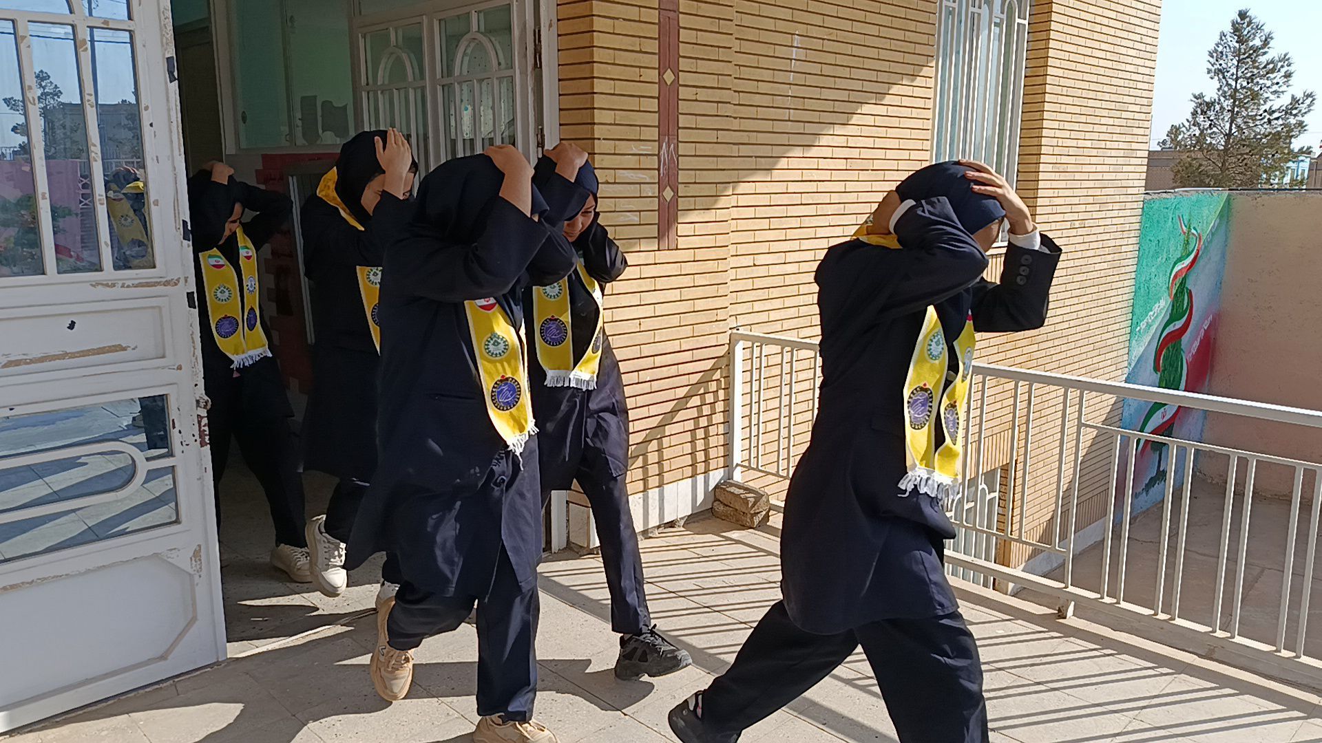 مانور سراسری زلزله در دبیرستان فرزانگان