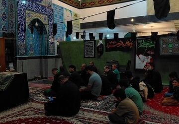 برپایی مراسم عزاداری و سفره نذری در مسجد قمر بنی‌هاشم شازند