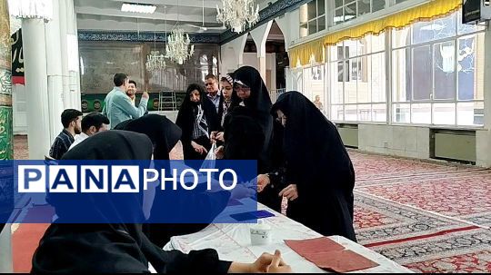 حضور پرشور مردم ولایت مدار کاشمر پای صندوق‌های رای