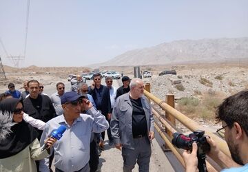 بازدید معاون اجرایی رئیس‌جمهور و وزیر نیرو از تونل و پل مورد حمله واقع شده هرمزگان