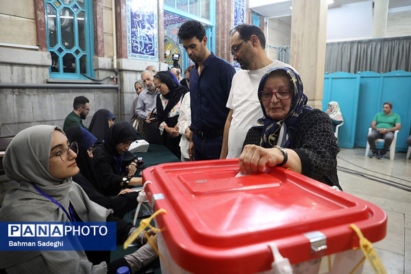 مرحله دوم انتخابات چهاردهمین دوره ریاست‌ جمهوری در حسینیه ارشاد