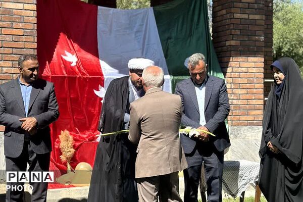 آیین «روایت ایستادگی» و گلباران مزار شهدای گمنام در شهر ارجمند 