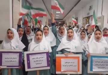 گزارش ویدیویی از راهپیمایی درون‌مدرسه‌ای ۱۳ آبان در دبستان شاهد نیک‌اندیشان یزد