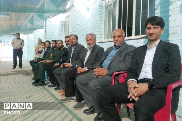 نواخته شدن زنگ مهر با حضور مسئولین در مدرسه امام خمینی(ره) شهر نیر