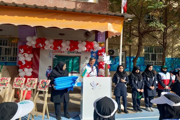 زنگ صلح  و دوستی در دومین روز از سال تحصیلی در مدرسه شاهد ائمه اطهار پاکدشت نواخته شد 