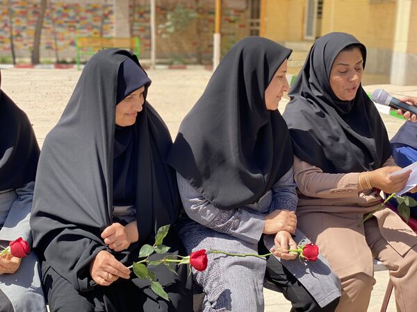 معلمان، مشعل‌داران راه آگاهی در آیینه‌ مهر و خرد