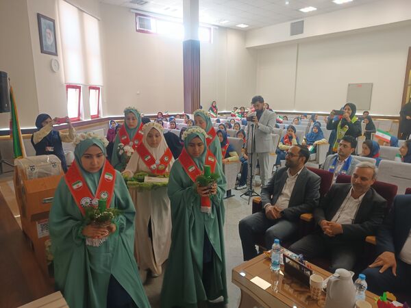 جشن عاطفه‌ها با تقسیم مهر و مهربانی در دبستان آرمینه مصلی نژاد 