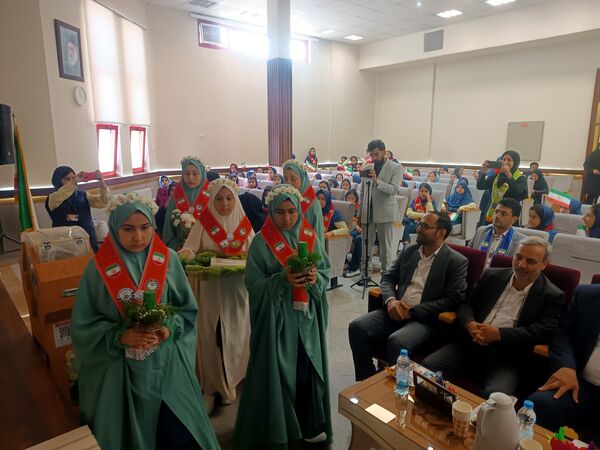 جشن عاطفه‌ها با تقسیم مهر و مهربانی در دبستان آرمینه مصلی نژاد 