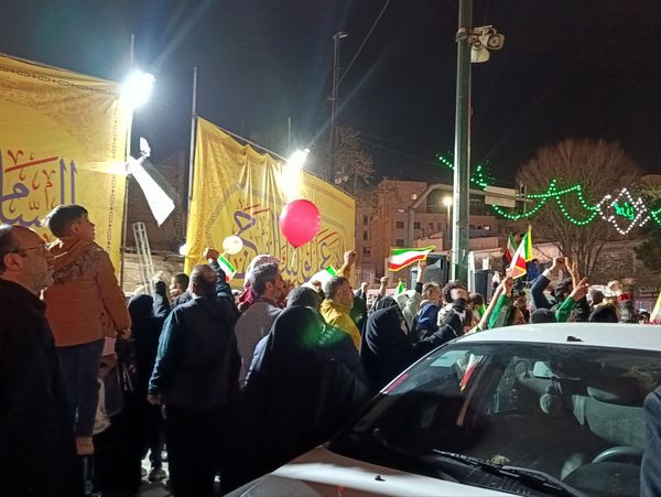 فریاد «الله‌اکبر» مردم در خیابان امام رضا(ع)؛ شبی پرشور در آستانه ۲۲ بهمن