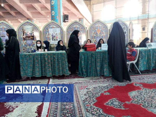 دکلمه‌خوانی دانش‌آموزان در مقابل مادران شهرستان قدس به‌مناسبت روز مادر