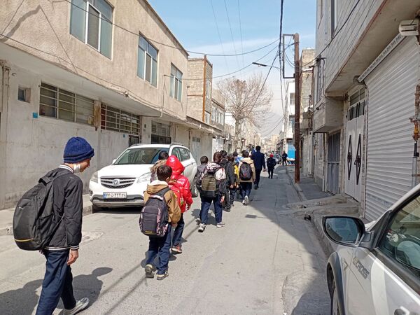 اقامه نماز جماعت ظهر توسط دانش آموزان مدرسه شهید نوروز علی حسینی 