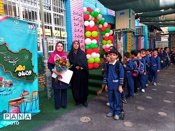 جشن آغاز سال تحصیلی و «روز پرچم» در مدرسه معراج منطقه ۱۰ تهران