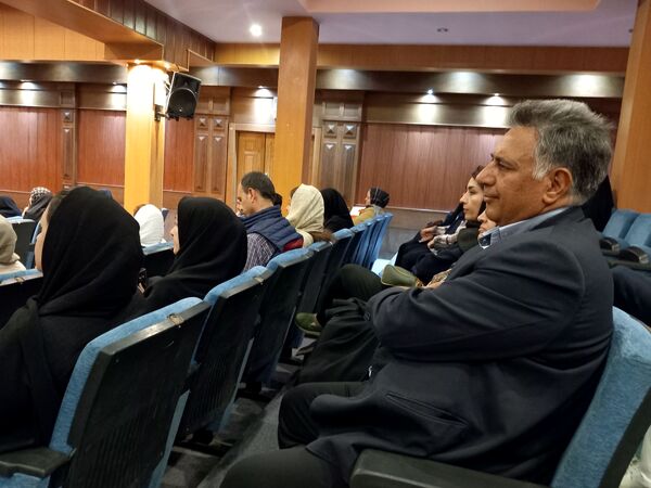 اولین مجمع عمومی انجمن اولیا ومربیان دبیرستان آرمینه مصلی نژاد ناحیه ۶