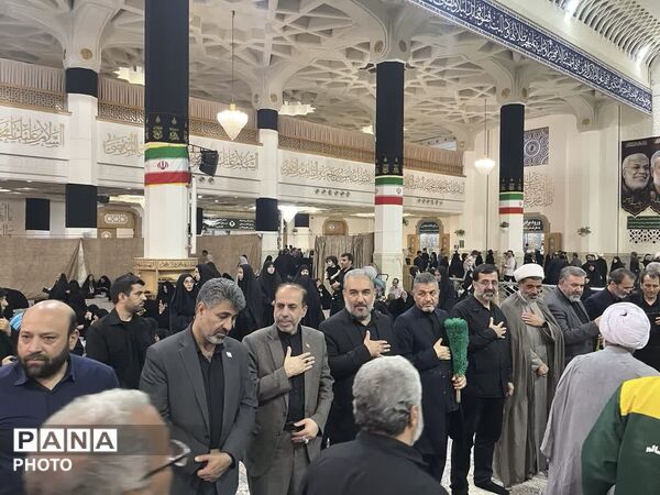 مراسم بزرگداشت رهبر شهید انقلاب در حرم حضرت معصومه(س)
