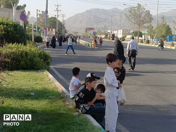 مشقِ عشق با پاهای کوچک روایت زائران خردسال کاشمر