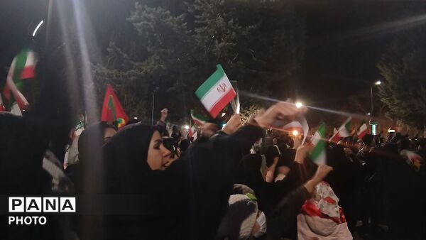 میدان با شما و خیابان ها با ما