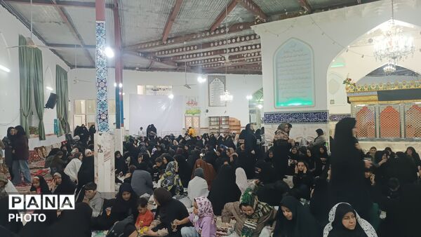  سفره های ساده افطار در امامزاده سید محمد (ع) کاشمر 