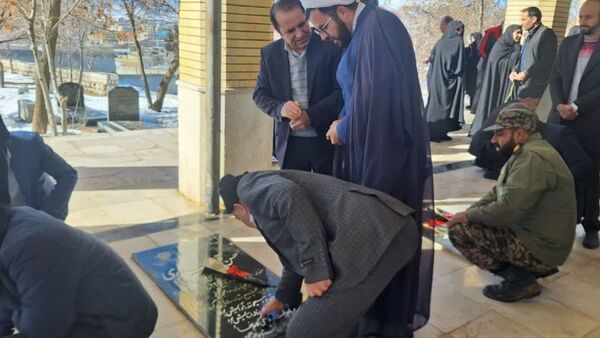 مراسم غبار روبی و عطر افشانی گلزار شهدا شهر سورشجان به مناسبت دهه فجر