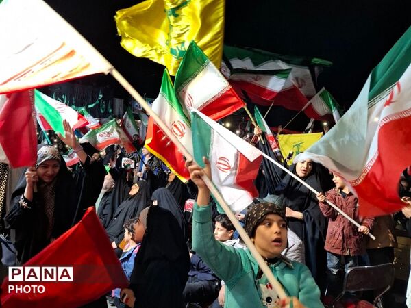 مردم شریف مشهد با شعار " هوا فضای سپاه، بزن به کاخ سیاه"  تاریکی شب‌ را روشن کردند