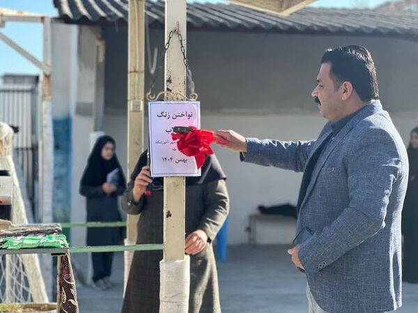 نواختن زنگ انقلاب در دبیرستان هیأت‌امنایی طه