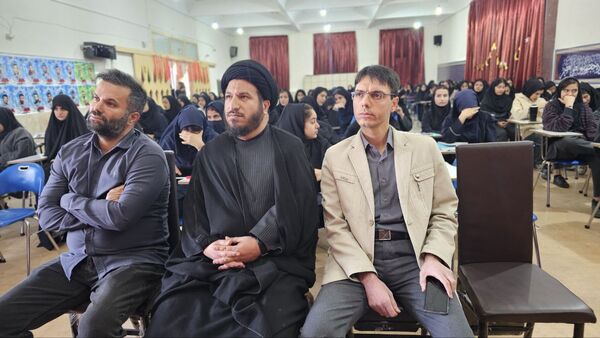 آیین گرامیداشت روز دانش‌آموز با حضور مسئولان منطقه ۱۳ در دبیرستان طلیعه شاهد