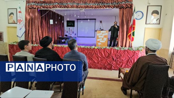 آیین گرامیداشت روز دانش‌آموز با حضور مسئولان منطقه ۱۳ در دبیرستان طلیعه شاهد