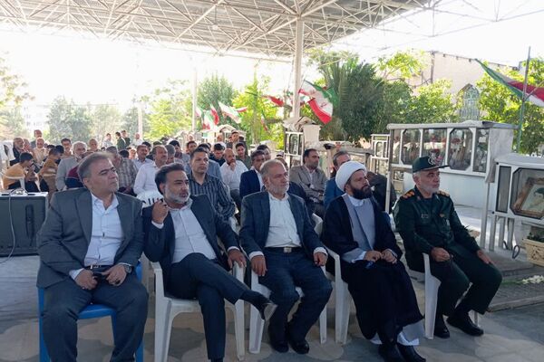 گلباران قبور مطهر شهدا به مناسبت هفته دفاع مقدس در شهرستان زرقان
