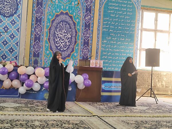 دکلمه‌خوانی دانش‌آموزان در مقابل مادران شهرستان قدس به‌مناسبت روز مادر