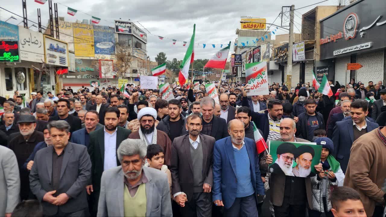 حضور دانش آموزان و جامعه بزرگ فرهنگیان در یوم الله 22 بهمن ماه در پاکدشت 