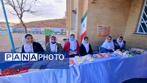  بازارچه آثار دانش آموزان پایه ششم مدرسه فاطمه الزهرا(س) به مناسبت هفته «ماها»