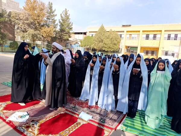 اقامه نماز باران در مدرسه شاهد قدسیان
