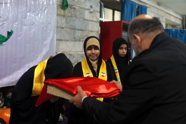 اعتکاف دانش‌آموزی با توزیع بسته «ایرانمون»