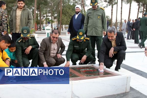 عطر افشانی گلزار شهدای زیارتگاه شهید آیت الله سید حسن مدرس (ره)