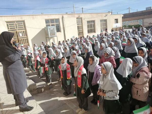 طنین زنگ انقلاب دردبستان خدیجه کبری ابرکوه  