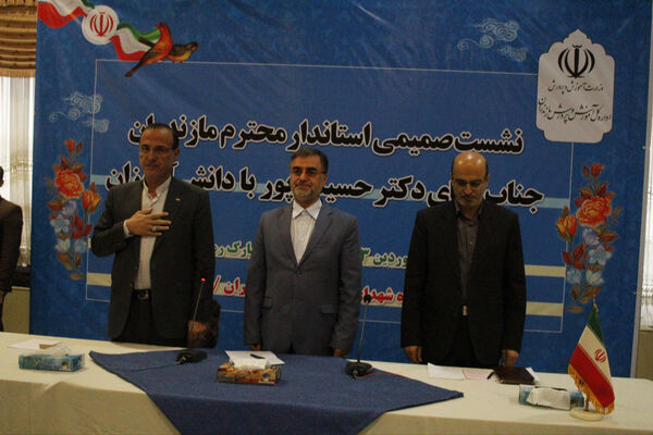نشست صمیمانه استاندار مازندران با دانش‌آموزان