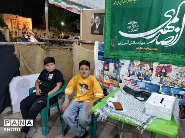 برپایی موکب فرهنگی توسط بسیج دانش آموزی و انجمن اسلامی دبیرستان نمونه آیت الله خامنه ای