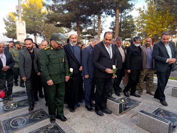 غبارروبی و عطرافشانی گلزار مطهر شهدا در نیشابور 