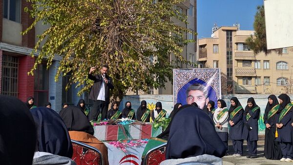 تشییع شهید گمنام در دبیرستان فاطمیه ناحیه یک کرج
