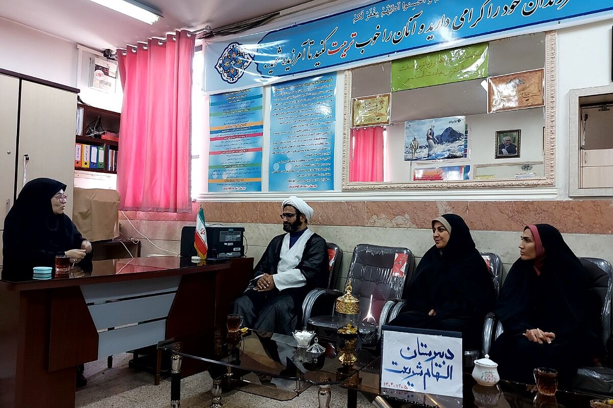 بازدید سرپرست معاونت پرورشی اداره آموزش و پرورش کهریزک از دبیرستان زنده‌یاد الهام شریعت