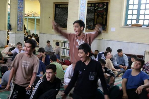 استقبال پرشور دانش‌آموزان شهریاری از آیین معنوی اعتکاف