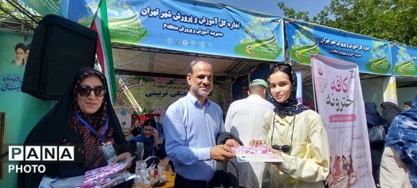 تقدیر از دانش‌آموزان برگزیده پویش‌های کانون نیایش منطقه ۶ در آیین افتتاحیه پایگاه‌های تابستانی