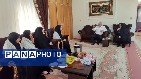 دیدار دانش‌آموزان هنرستان بصیرت با خانواده جانباز قاسم رسائی پور