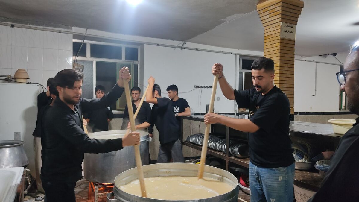 پخت و توزیع حلیم نذری از ابتدای ماه محرم در روستای داق‌داق‌آباد