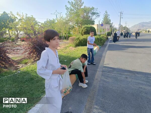 مشقِ عشق با پاهای کوچک روایت زائران خردسال کاشمر