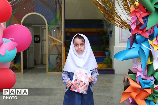 جشن شکوفه‌ها در مدرسه ۱۷ شهریور بجنورد با یاد دختران شهید میناب
