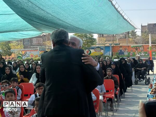نخستین قدم‌های کلاس‌اولی‌ها در جشن شکوفه‌های دبستان شاهد آقا مصطفی خمینی