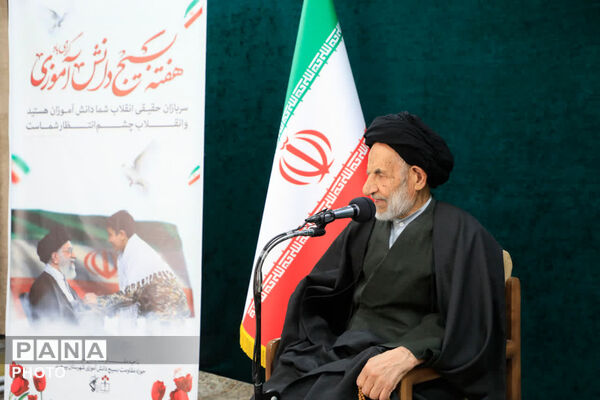 دیدار دانش آموزان بسیجی شهرستان بیرجند با نماینده ولی فقیه در استان