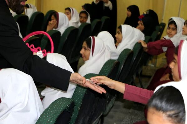 ۴۰۰ نفر از دختران پیشتاز بندرخمیر، پرچم امام مهربانی را به آغوش کشیدند